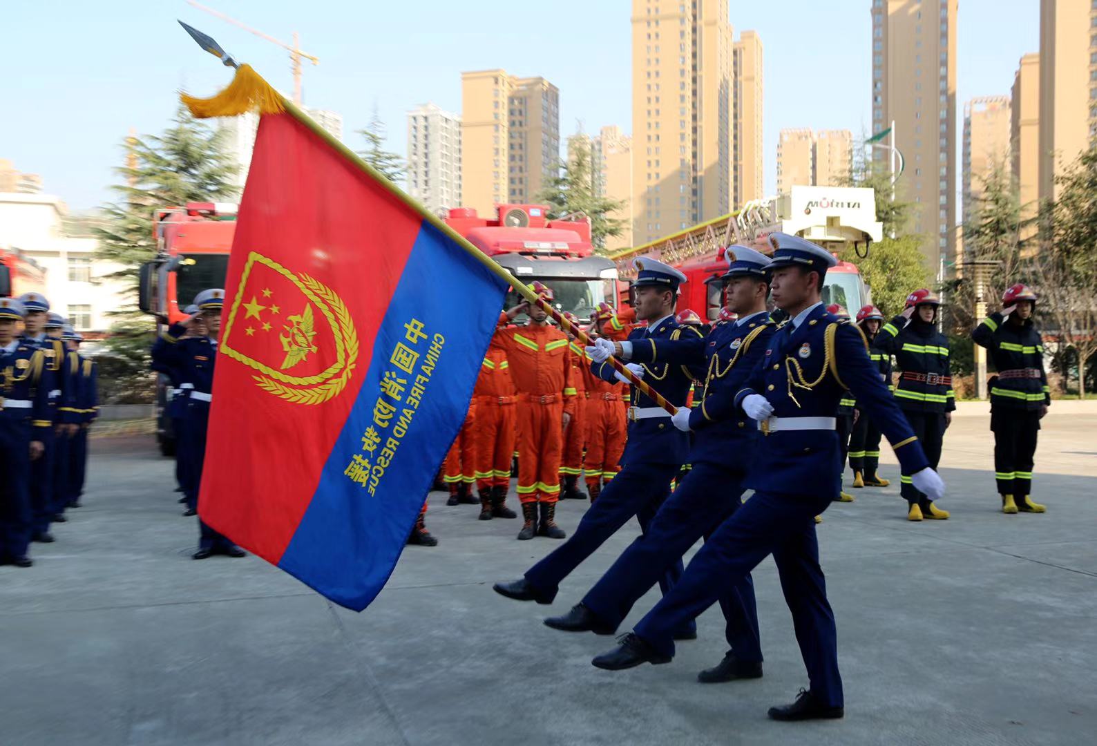 会前,奏唱中华人民共和国国歌,迎中国消防救援队队旗