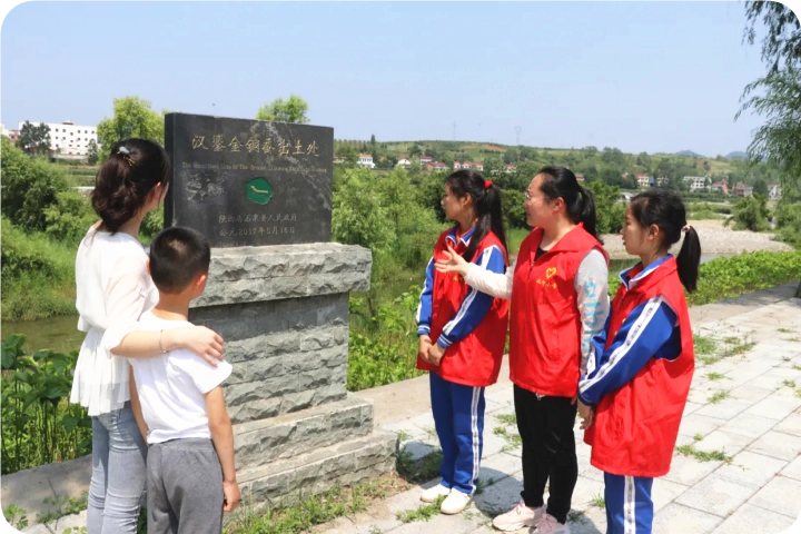 石泉县池河小学教师 罗瑞:我们池河小学坐落于美丽的金蚕之乡,平时